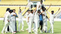 विदर्भाचा संघ 2024-25 सालचा रणजी करंडक जिंकल्यावर आनंद साजरा करताना 