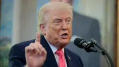 Donald Trump falando em um microfone