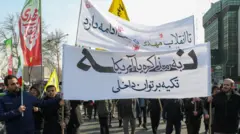 شعار علیه مذاکره با آمریکا در راهپیمایی ۲۲ بهمن