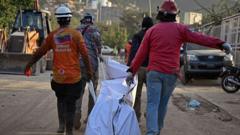 "Pasé de diseñar ropa artesanal a hacer bolsas mortuorias": los venezolanos que asisten a las víctimas del doble terremoto con sus propios recursos