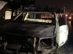 د ځايي چارواکو په وینا دوه ځایونو کې د پولیسو ګاډي سوځول شوي دي.