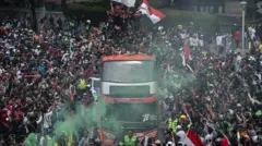 Kemenpora menggelar arak-arakan para atlet yang telah berjuang dalam SEA Games 2023 Kamboja dimulai dari kantor Kemenpora menuju Bundaran HI dan berakhir di kompleks Gelora Bung Karno, Senayan, Jakarta. 