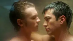 Двоє оголених чоловік у душі