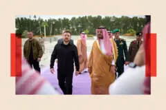 Zelensky se reúne con el vicegobernador de la región de La Meca, el príncipe Saud bin Mishaal bin Abdulaziz, durante su visita a Arabia Saudita.