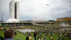 Bolsonaristas radicais invadindo o Congresso no dia 8 de janeiro