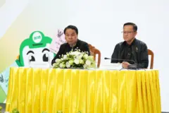 ร.ต.อ.ชนินทร์ น้อยเล็ก (ซ้าย) และ ว่าที่ ร.ต.ภาสกร สิริภคยาพร (ขวา) รองเลขาธิการการเลือกตั้งแถลงความคืบหน้าเกี่ยวกับปัญหาที่เกิดขึ้นในวันเลือกตั้ง