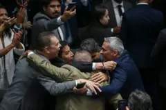 Senadores de oposição se abraçam em comemoração