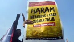Sejumlah warga yang tergabung dalam Forum Komunikasi Umat Islam Bersatu (FKUIB) melakukan aksi solidaritas bela Rempang di Tugu Kujang, Kota Bogor, Jawa Barat, Minggu (24/9).