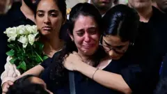 अहमदाबाद एयर इंडिया प्लेन क्रैश में मारे गए पायलट क्लाइव कुंदर को अंतिम विदाई देते उनके दोस्त और रिश्तेदार