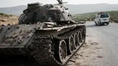 የኤርትራ ሠራዊት ነው የተባለ የወደመ ታንክ።