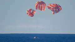 اوریون، کپسول خدمه، درست طبق برنامه در اقیانوس آرام، در فاصله تقریبا یک و نیم کیلومتری از هدف خود، در آب فرود آمد