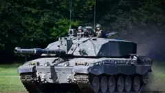 Un char d'assaut en mouvement.