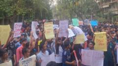 দাবি না হওয়া পর্যন্ত ক্লাস পরীক্ষায় না ফেরার ঘোষণা শিক্ষার্থীদের