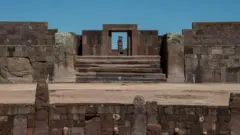 El "Monolito Ponce" está ubicado en el Templo de Kalasasaya, parte del sitio arqueológico de Tiwanaku a unos 71 km al este de La Paz.