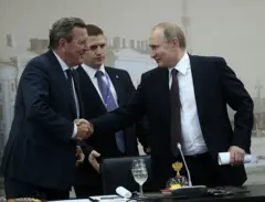 Schröerder schüttelt Putin die Hand
