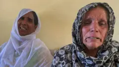 पाकिस्तान प्रशासित कश्मीर की शाहनाज़ बीबी, जिनका बेटा ग्रीक नाव दुर्घटना के दौरान लापता हो गया था