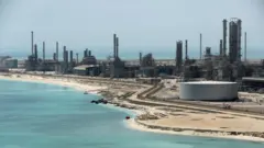 Muuqaal guud oo laga qaaday warshadda sifaynta shidaalka ee Raas Tanuura iyo xarunta shidaalka ee shirkadda Aramco ee Sacuudiga