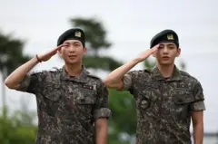 방탄소년단(BTS)의 RM과 뷔가 전역 인사를 하고 있다