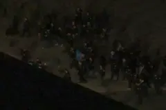 Imagen oscura que parece mostrar a Maduro en la pista del aeropuerto, rodeado de agentes de seguridad.