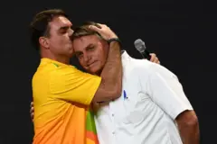 Flávio Bolsonaro dando um beijo na cabeça do pai, Jair Bolsonaro