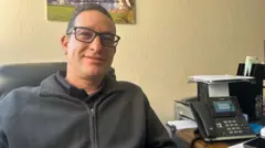 Daniel Ruiz sonríe mientras mira a la cámara