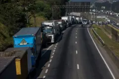 Fila de caminhões em rodovia do Brasil durante a greve de 2018