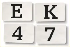 Cartões brancos com as letras E e K e os números 4 e 7.