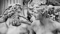 Duas estátuas 'se olhando'