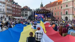 Люди несуть великі український і польський прапори
