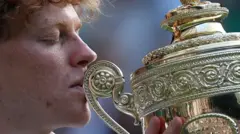 Яник Синнер после победы с кубком победителя Уимблдонского турнира