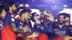 ஐபிஎல் வெற்றிக் கோப்பைக்கு முத்தமிடும் விராட் கோலி