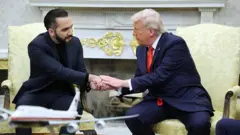 Donald Trump apertando a mão de Nayib Bukele na Casa Branca em 15 de março de 2025