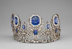 Una corona de plata con incrustaciones de diamantes y esmeraldas azules robada del Louvre.