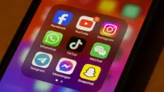 Un teléfono que muestra los logos de las distintas redes sociales.