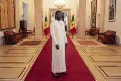 Bassirou Diomaye Faye pose pour un portrait au palais présidentiel. 