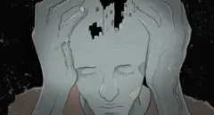 Человек держится за голову, закрыв глаза.