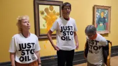 активисты