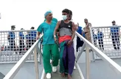 යාත්‍රාවේ දිවි ගලවා ගත් එකම ධීවරයා ගොඩබිමට රැගෙන එයි