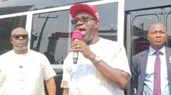 Gọvanọ Chukwuma Soludo mgbe ọ gara njem nleta n'Onitsha Main Market.