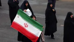 مراسم جنازة وزير المخابرات الإيراني إسماعيل الخطيب وعائلته في طهران