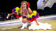 Karol G cantando en Coachella 2026 vestida con los colores de la bandera de Colombia.