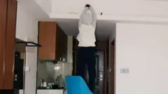 Un periodista de la BBC subido a una silla encuentra una cámara espía oculta en el conducto de ventilación de una habitación de hotel.