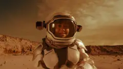 Imagen ilustrativa de una astronauta en la superficie del planeta Marte.
