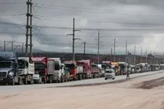 Caminhões aguardam em fila para abastecer em Viacha, perto de La Paz