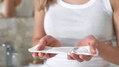 የንጽህና መጠበቂያ የያዘች ሴት 