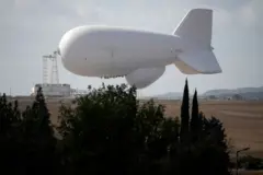 منطاد "سكاي ديو" الإسرائيلي في حيفا القريبة من الحدود مع لبنان