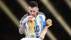 O capitão da Argentina, Lionel Messi, beija o troféu da Copa do Mundo após a vitória em 2022, no Catar