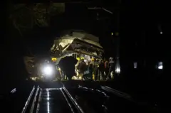 Los servicios de emergencia anunciaron que habían evacuado a todos los pasajeros del tren.