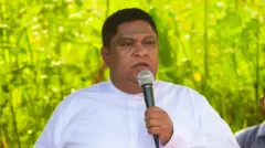 චාමර සම්පත් දිසානායක මයික්‍රෆෝනයකින් කතාවක් පවත්වමින් සිටී
