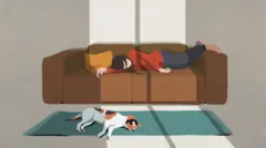 تصویرسازی زنی روی مبل در حال استراحت، سگی روی زمین دراز کشیده